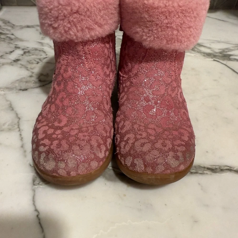 UGG follow us